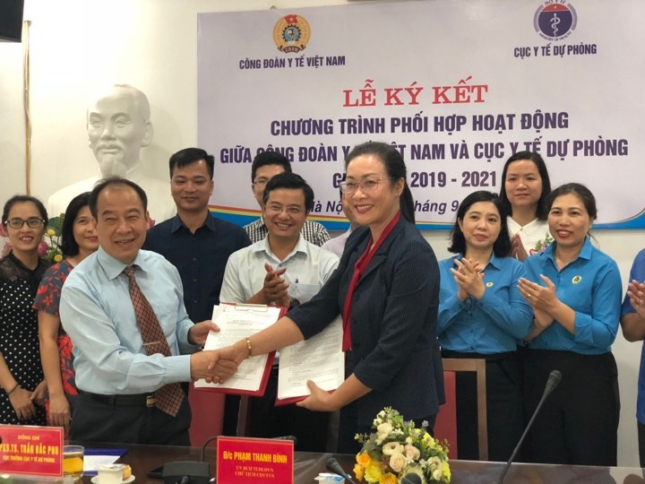 Đại diện CĐ Y tế VN và Cục Y tế Dự phòng cùng ký kết phối hợp hoạt động. Ảnh: P.Đ