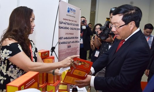 Phó Thủ tướng, Bộ trưởng Bộ Ngoại giao Phạm Bình Minh thăm khu trưng bày các sản phẩm đăc sắc từ các địa phương và các nước trong khu vực Trung Đông - Châu Phi. Ảnh: NGUYỄN HỒNG