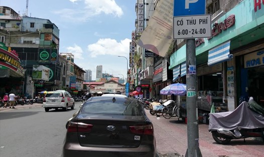 Đường Thủ Khoa Huân (quận 1) - một trong 23 tuyến đang tổ chức thu phí ôtô đậu dưới lòng đường tại TPHCM.  Ảnh: M.Q