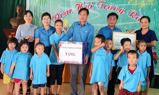 Lãnh đạo LĐLĐ tỉnh Quảng Bình trao tivi và quà cho các cháu tại Trung tâm Giáo dục trẻ khuyết tật Quảng Trạch. Ảnh: Lê Phi Long