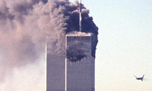 Bức ảnh chụp ngày 11 tháng 9 năm 2001 khi một chiếc máy bay thương mại không tặc khống chế đang lao vào tòa nhà Trung tâm Thương mại Thế giới ở New York. Ảnh: AFP