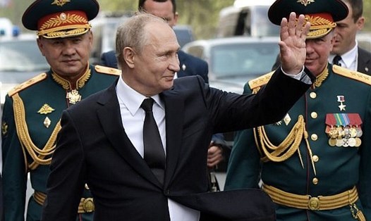 Tổng thống Vladimir Putin dự lễ duyệt binh Hải quân Nga ở Saint Petersburg, ngày 28.7.2019. Ảnh: Sputnik