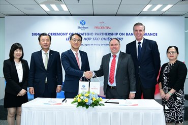 Ông Shin Dong Min -Tổng Giám đốc của Ngân hàng Shinhan tại Việt Nam và ông Clive Baker -Tổng Giám đốc Prudential Việt Nam ký kết thỏa thuận Hợp tác chiến lược .