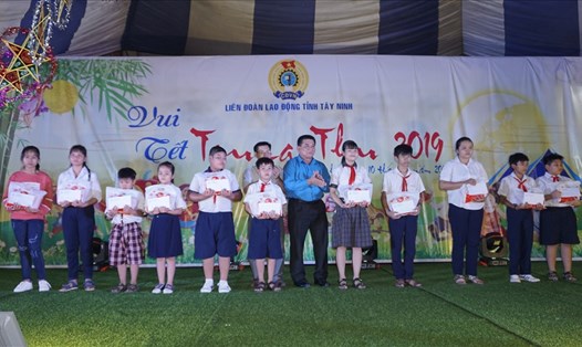 Lãnh đạo Ban Dân vận Tỉnh ủy và LĐLĐ tỉnh Tây Ninh trao tặng học bổng cho các em học sinh là con công nhân lao động.