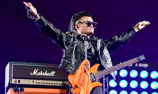 Jack Ma hát một bài hát trong sự kiện kỷ niệm 20 năm thành lập Alibaba tại Hàng Châu. Ảnh: AFP.