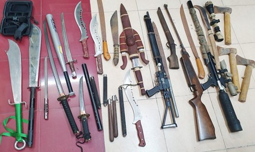 Số vũ khí, hung khí cảnh sát thu tại tiệm cầm đồ của Tưởng. Ảnh: Y.H.