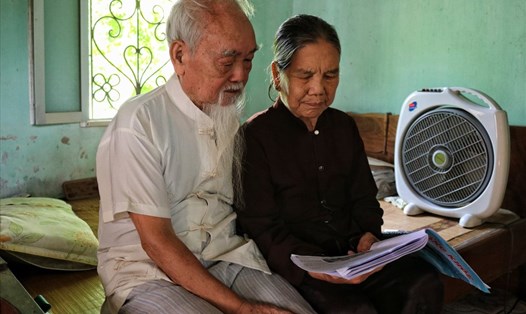Lúc rảnh rỗi, cụ Thiêm và cụ Sinh thường xuyên đọc sách báo cho nhau nghe. Ảnh: Thái Hà.