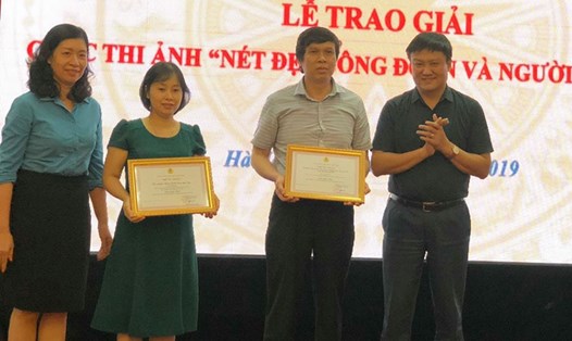 Công đoàn Viên chức Việt Nam trao giải cuộc thi ảnh Nét đẹp công đoàn và người lao động. Ảnh: Đ.P