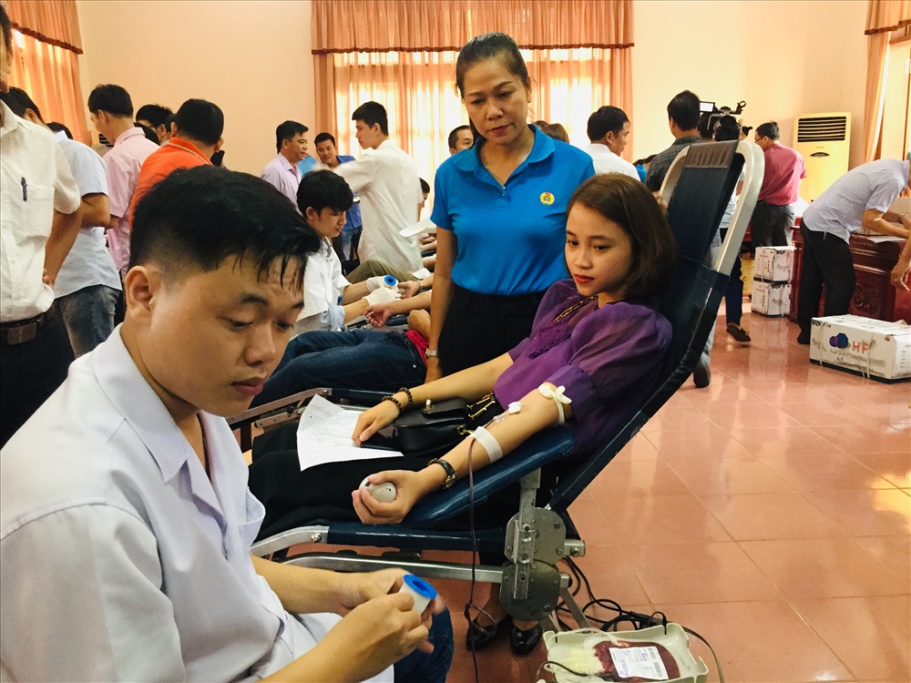 Đồng chí Nguyễn Thị Thu Hà – Phó Chủ tịch LĐLĐ tỉnh Quảng Trị động viên nữ CNVCLĐ tham gia hiến máu. Ảnh: HT.