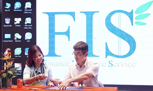 Bà Nguyễn Ngọc Thanh (trái) - Giám đốc của F.I.S kí kết bản ghi nhớ hợp tác với đối tác (ảnh: F.I.S).