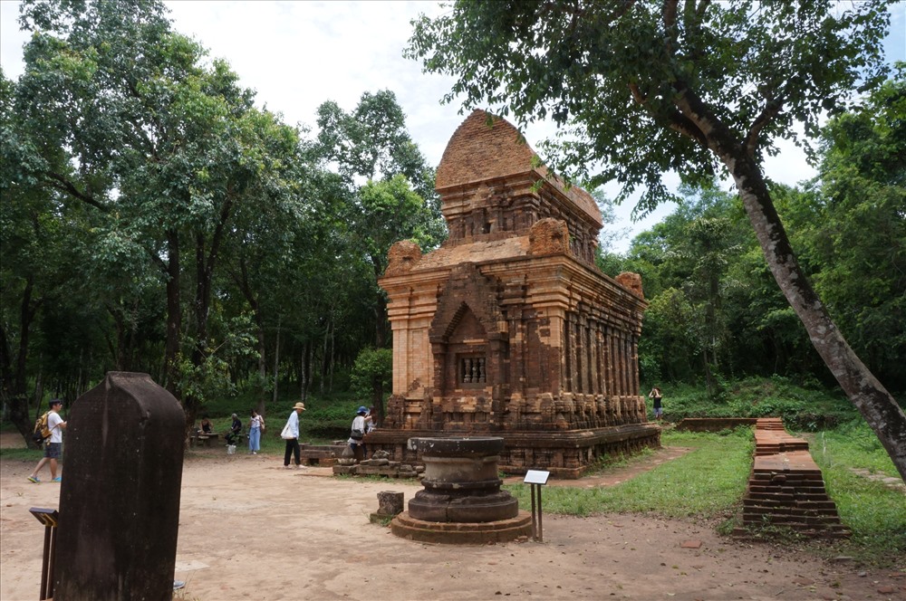 Tháp E7 - Mỹ Sơn được trùng tu bằng gạch Chăm giả, vằn vện như mắc bệnh ngoài da- ảnh N.T.H