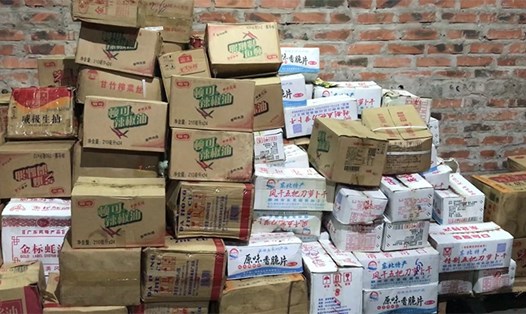 Số lượng cả tấn bánh kẹo, thực phẩm có nhãn máng Trung Quốc bị phát hiện tại 2 kho hàng ở thành phố Hạ Long (Quảng Ninh). Ảnh: CAQN
