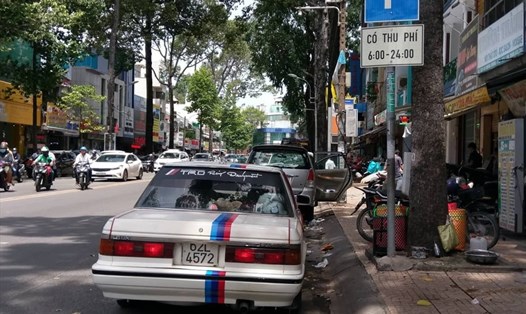 Đường An Dương Vương (quận 5) - một trong 23 tuyến đang tổ chức thu phí ôtô đậu dưới lòng đường tại TP.Hồ Chí Minh. Ảnh: M.Q