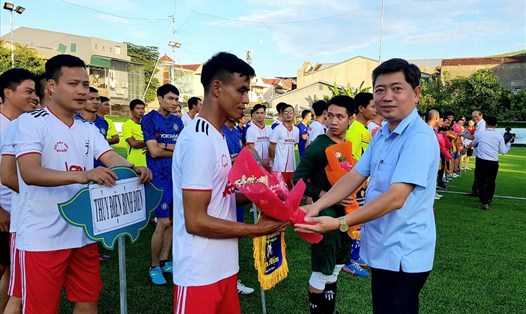 Ông Phan Hồng Anh - Phó Chủ tịch LĐLĐ Thừa Thiên - Huế tặng hoa động viên các cầu thủ. Ảnh: PĐ.