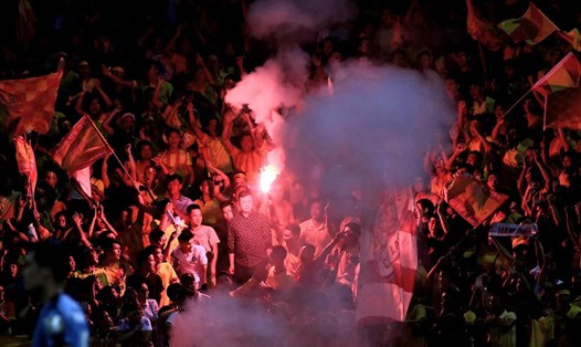 Pháo sáng vẫn đang là vấn nạn nhức nhối trên khán đài bóng đá Việt Nam (Ảnh: Trần Tiến)