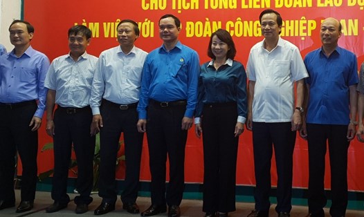 Chủ tịch Tổng LĐLĐVN Nguyễn Đình Khang (thứ tư, phải qua) tại buổi làm việc với TKV. Ảnh: N.H