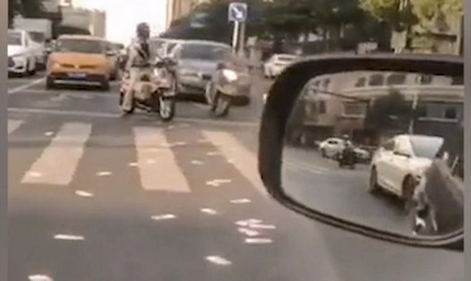Người đàn ông ở thành phố Shishi, tỉnh Phúc Kiến đã ném 14.000 USD ra đường sau một ngày làm việc tồi tệ. Ảnh: Today Online.