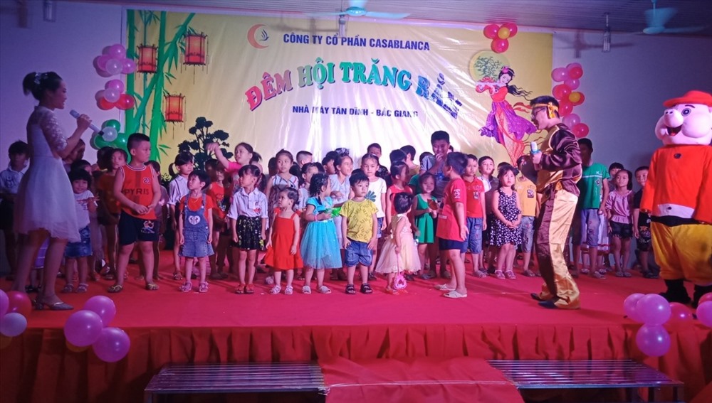 Các cháu thiếu nhi tham gia sôi nổi các tiết mục của Đêm hội.