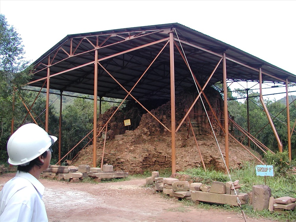 Các chuyên gia trùng tu bóc dỡ lớp đất đá bên ngoài đã đẩy tháp F1 đến nguy cơ không biết lúc nào đổ sập (ảnh N.T.H)