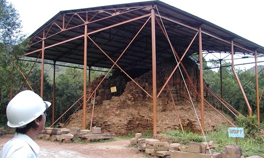 Các chuyên gia trùng tu bóc dỡ lớp đất đá bên ngoài đã đẩy tháp F1 đến nguy cơ không biết lúc nào đổ sập (ảnh N.T.H)