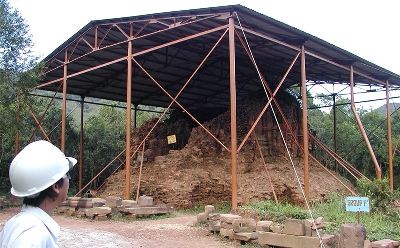 Các chuyên gia trùng tu bóc dỡ lớp đất đá bên ngoài đã đẩy tháp F1 đến nguy cơ không biết lúc nào đổ sập (ảnh N.T.H)