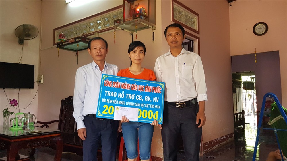 Ông Đỗ Thanh Dũng, Chủ tịch Công đoàn ngành Giáo dục (bên trái) và ông  Doãn Ngọc Đức Chủ tịch CĐCS Trường THPT Thanh Hòa (bên phải) hỗ trợ cho giáo viên Phạm Phan Như Huyền, Giáo viên trường THPT Thanh Hòa.