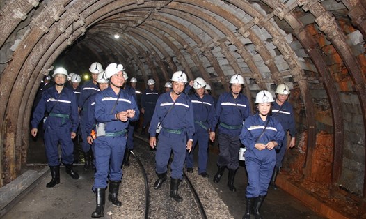 Chủ tịch Tổng LĐLĐVN Nguyễn Đình Khang xuống lò thăm thợ mỏ Cty CP than Núi Béo sáng 12.9.2019. Ảnh: N.H