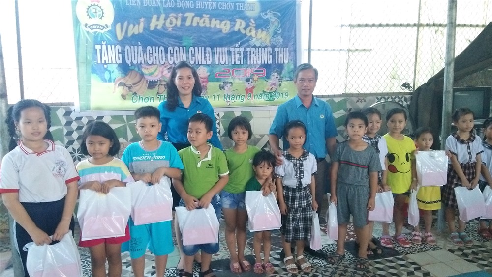 Chủ tịch LĐLĐ huyện Chơn Thành Lê Thành Hòa, tặng quà trung thu cho con công nhân, lao động tại Công ty cổ phần Viticella, thị trấn Chơn Thành