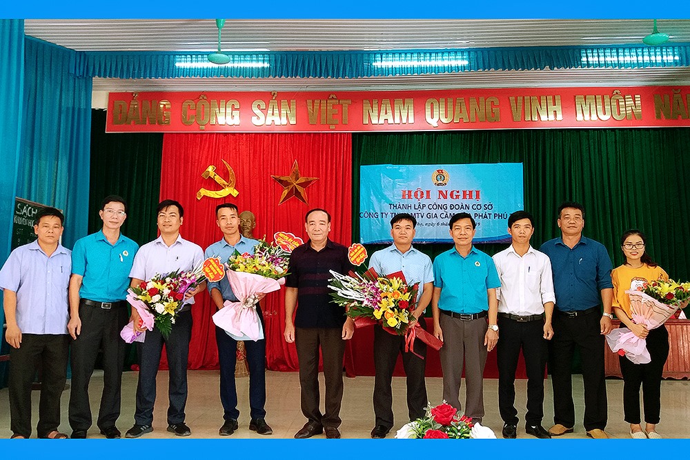 Các đồng chí lãnh đạo Huyện ủy, Liên đoàn Lao động huyện Cẩm Khê; lãnh đạo Đảng ủy xã Đồng Lương và lãnh đạo Công ty Trách nhiệm hữu hạn Gia cầm Hòa Phát tặng hoa chúc mừng Ban chấp hành Công đoàn công ty.