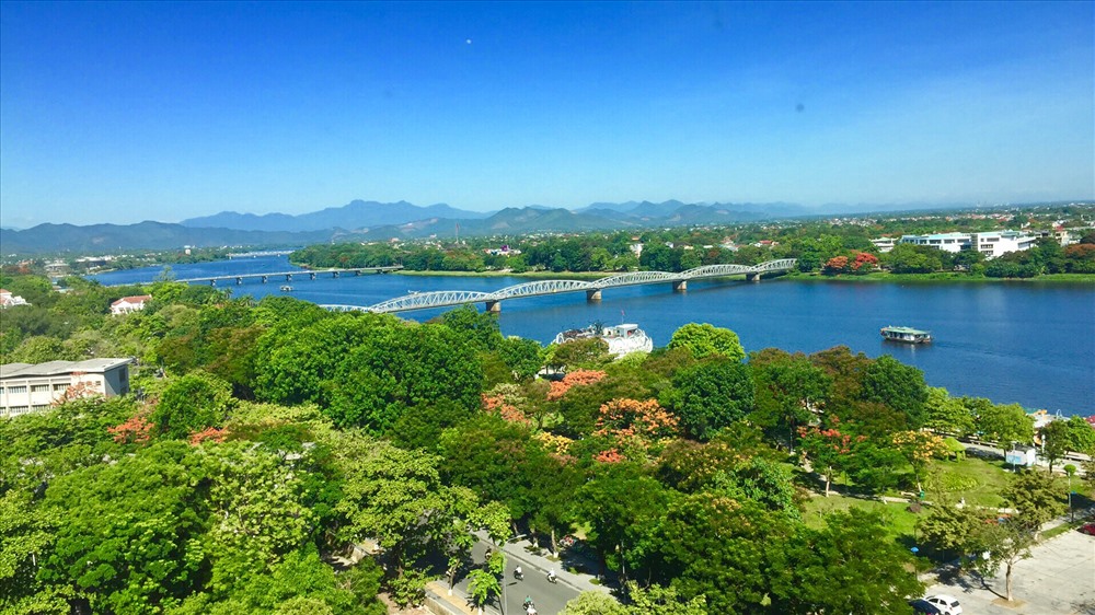 Ngành du lịch Thừa Thiên - Huế đang "nói không" với túi ni lông, rác thải nhựa và động cơ xăng. Ảnh: P. Đạt.