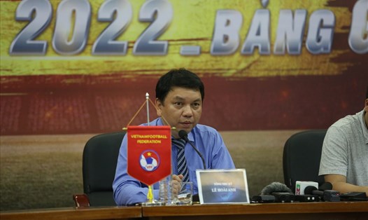 Ông Lê Hoài Anh đại diện liên đoàn bóng đá Việt Nam chủ trì họp báo công bố (Ảnh: Hoài Thu)