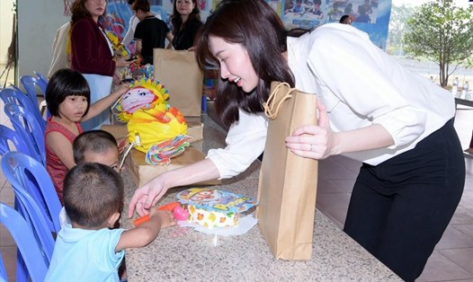 Hoa hậu Việt Nam Đặng Thu Thảo tặng quà trung thu cho trẻ em tại Chùa Long Phước Bạc Liêu (ảnh trang thông tin Phật giáo Bạc Liêu)