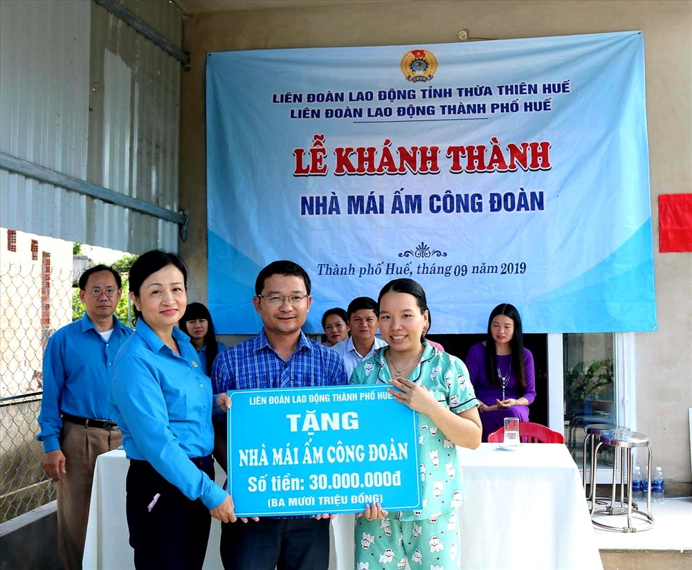 Bà Nguyễn Khoa Hoài Hương - Tỉnh Ủy viên, Chủ tịch LĐLĐ tỉnh Thừa Thiên - Huế dự lễ khánh thành "Mái ấm Công đoàn". Ảnh: PĐ.