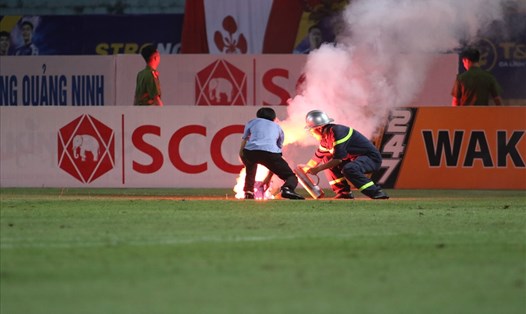 Pháo sáng được ném xuống sân trong trận đấu giữa Hà Nội và Nam Định. Ảnh: Hoài Thu