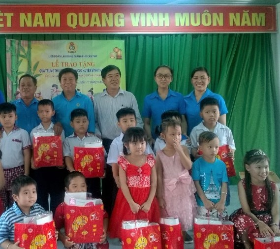 Đoàn công tác và lãnh đạo địa phương chụp ảnh lưu niệm với các cháu thiếu nhi được nhận quà tại huyện Vĩnh Thạnh. Ảnh: Thành Nhân