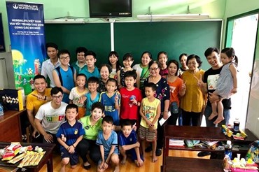 Ngày 7/9, Thành viên và nhân vViên Herbalife Việt Nam tặng quà và tổ chức các hoạt động vui chơi cho hơn 150 em nhỏ tại 7 Mái Ấm thuộc Hội Phụ Nữ Từ Thiện TPHCM