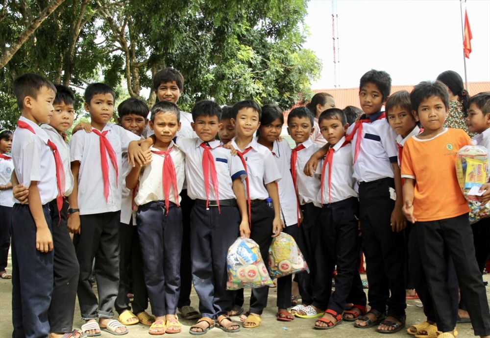 Những món quà nhỏ trong mùa Trung thu của các chú bộ đội giúp các em nhỏ ở buông Đrang Phốk tiếp bước đến trường.