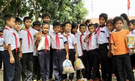 Những món quà nhỏ trong mùa Trung thu của các chú bộ đội giúp các em nhỏ ở buông Đrang Phốk tiếp bước đến trường.