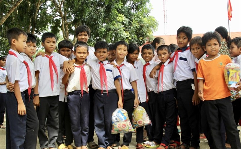 Những món quà nhỏ trong mùa Trung thu của các chú bộ đội giúp các em nhỏ ở buông Đrang Phốk tiếp bước đến trường.