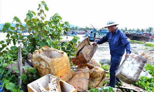 Công nhân môi trường Phú Quốc thu gom rác tại danh thắng Dinh Cậu. Ảnh: LỤC TÙNG