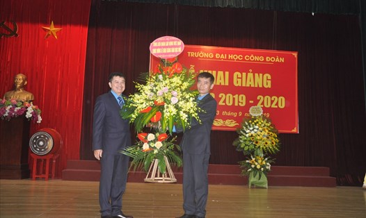 Đồng chí Trần Văn Thuật, Phó Chủ tịch Tổng LĐLĐVN (bên phải) trao lẵng hoa của Tổng LĐLĐVN chúc mừng Lễ khai giảng của Trường. Ảnh: Quế Chi