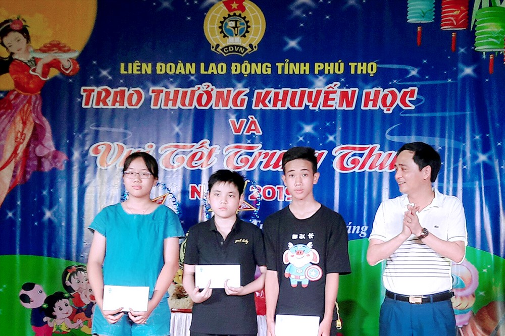 Đồng chí Phùng Quang Vinh - Phó Bí thư Đảng bộ; Phó Chủ tịch LĐLĐ tỉnh trao thưởng cho các cháu đạt học sinh giỏi cấp tỉnh và cấp huyện.