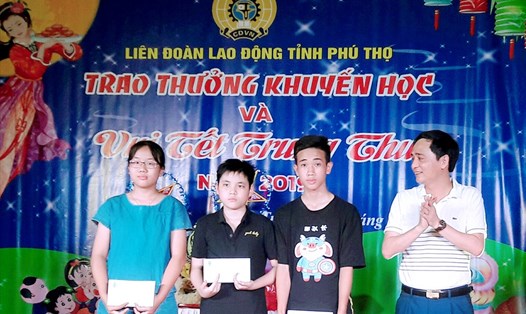 Đồng chí Phùng Quang Vinh - Phó Bí thư Đảng bộ; Phó Chủ tịch LĐLĐ tỉnh trao thưởng cho các cháu đạt học sinh giỏi cấp tỉnh và cấp huyện.