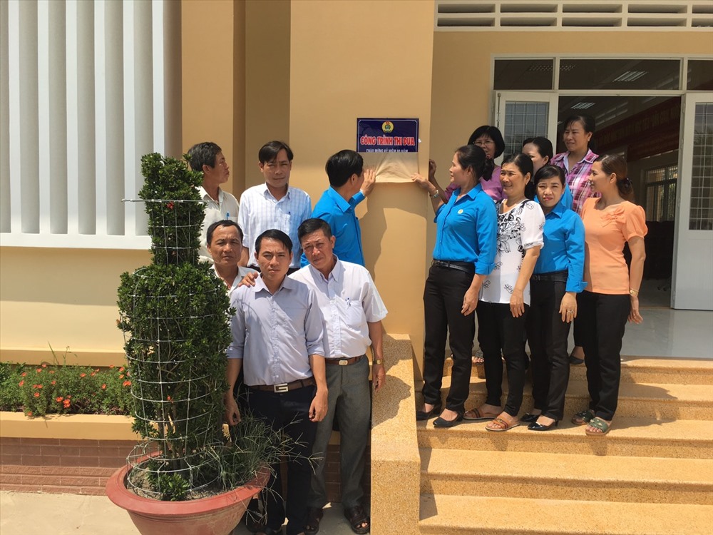 Gắn biển công trình. Ảnh: Thùy Linh