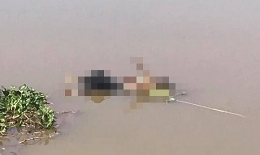 Người dân xã Vinh Quang phát hiện thi thể cô gái trôi sông. Ảnh Tâm điểm 24h.