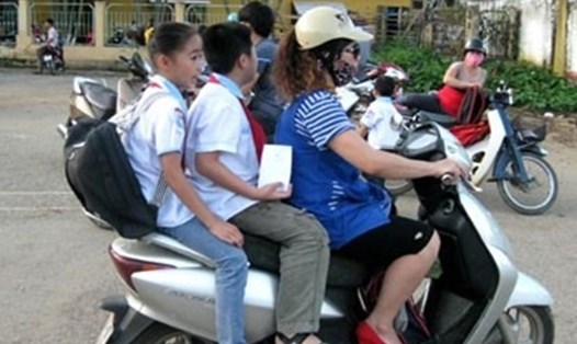 Xử lý nghiêm người điều khiển môtô xe máy không đội MBH cho trẻ em