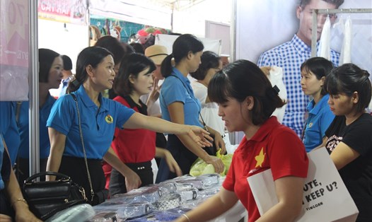 Công nhân tham gia "Ngày hội công nhân -Phiên chợ nghĩa tình" được lựa chọn sản phẩm hàng hoá giá ưu đãi.