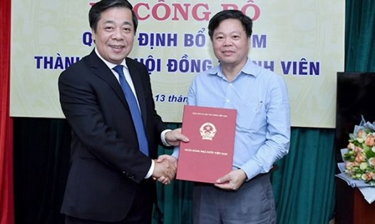 Phó Thống đốc Nguyễn Kim Anh trao Quyết định bổ nhiệm cho ông Nguyễn Văn Toản.