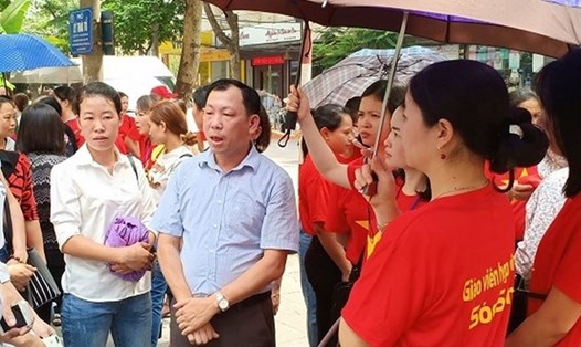 Thầy Nguyễn Viết Tiến - giáo viên hợp đồng Trường THCS Xuân Sơn, xã Sơn Tây - cùng các thầy cô giáo ở các quận, huyện khác của Hà Nội đi kiến nghị cơ quan chức năng. Ảnh: VŨ NINH