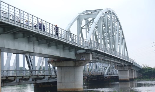 Cầu đường sắt Bình Lợi mới chính thức được thông tuyến
